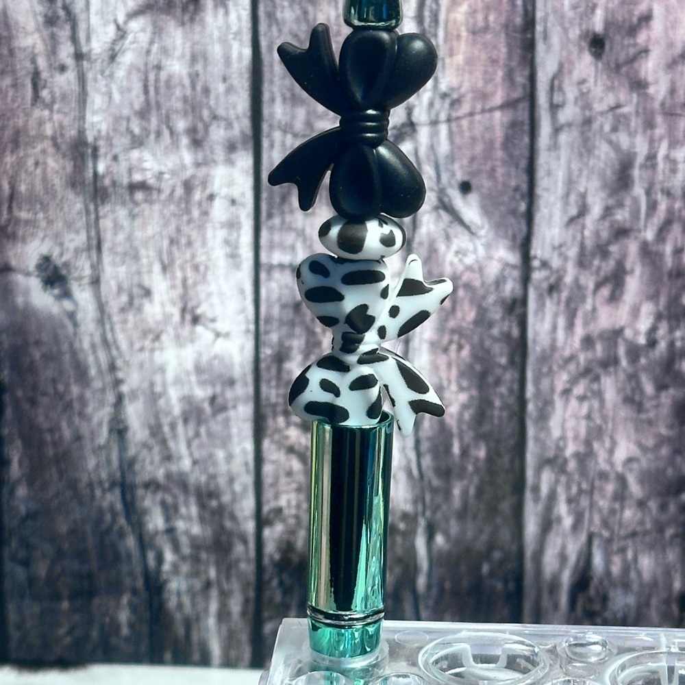 Elegant Black and White Bow Pen